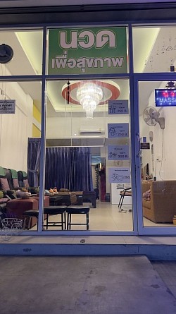 ที่จอดรถได้ทั้งหน้าและหลังร้าน